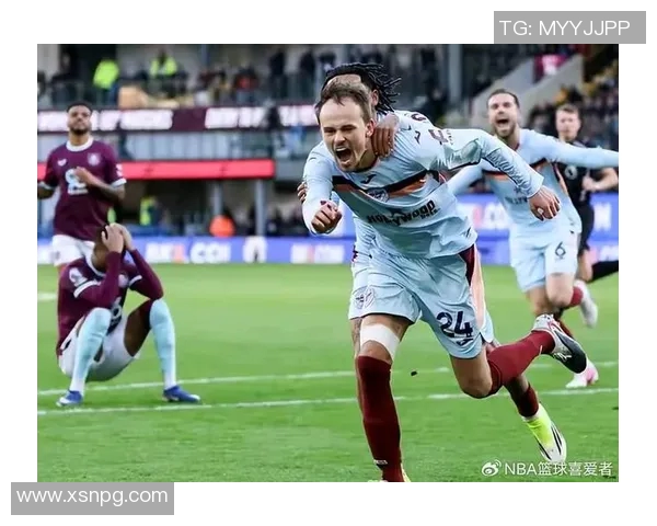 英超直播赛事引热潮，球迷狂热追看心仪战队