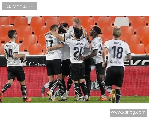 西甲联赛将迎来激烈的冠军争夺战，巴萨、皇马和马竞齐心争霸